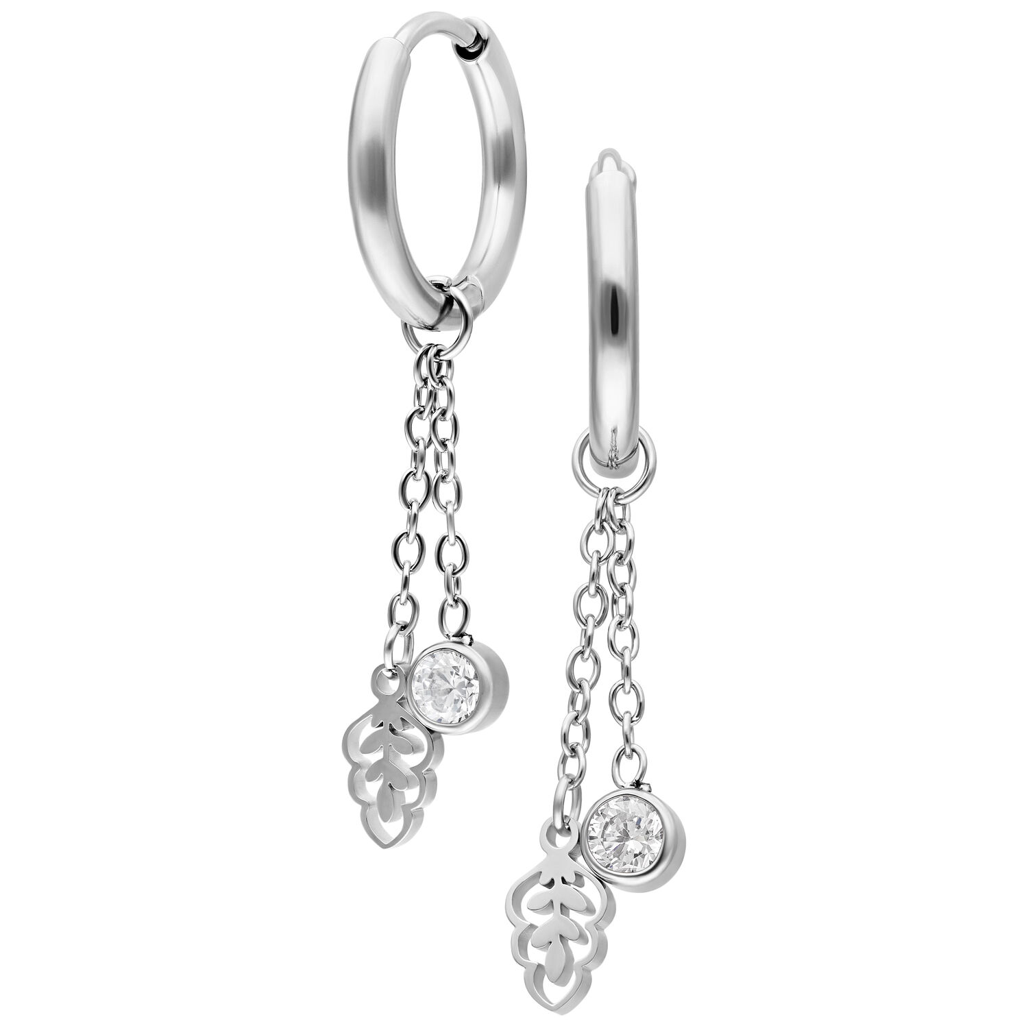 Orecchini a cerchio in argento con catene e pendenti di cristallo su sfondo bianco