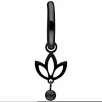 Orecchino in metallo nero con ciondolo a forma di loto e finitura sferica su sfondo bianco