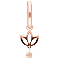 Orecchino in oro rosa con forma di loto e pendente a sfera scintillante su sfondo bianco