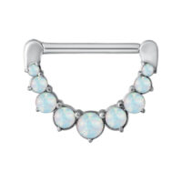 Nipple Clicker color argento con sette pietre opali sintetiche su sfondo bianco