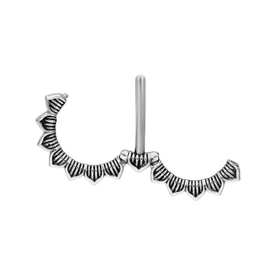 Nipple Clicker in argento con design a forma di fiore in acciaio chirurgico su sfondo bianco