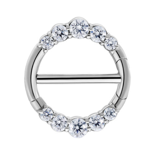 Clicker per capezzolo in argento con cristalli chiari su sfondo bianco