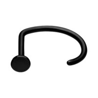 Piercing nasale in titanio nero con spessore di 0,8 mm su sfondo bianco