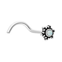 Piercing nasale a fiore con opale bianco, argento Piercing nasale in argento a forma di fiore con opale bianco su sfondo bianco