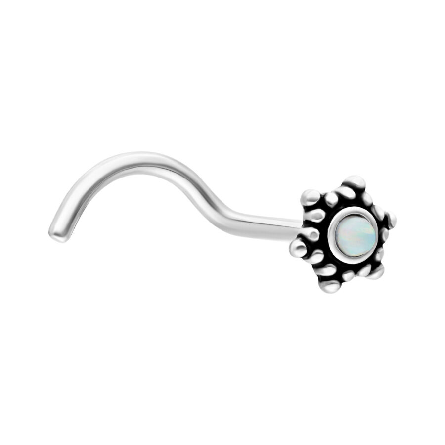 Piercing nasale in argento a forma di fiore con opale bianco su sfondo bianco