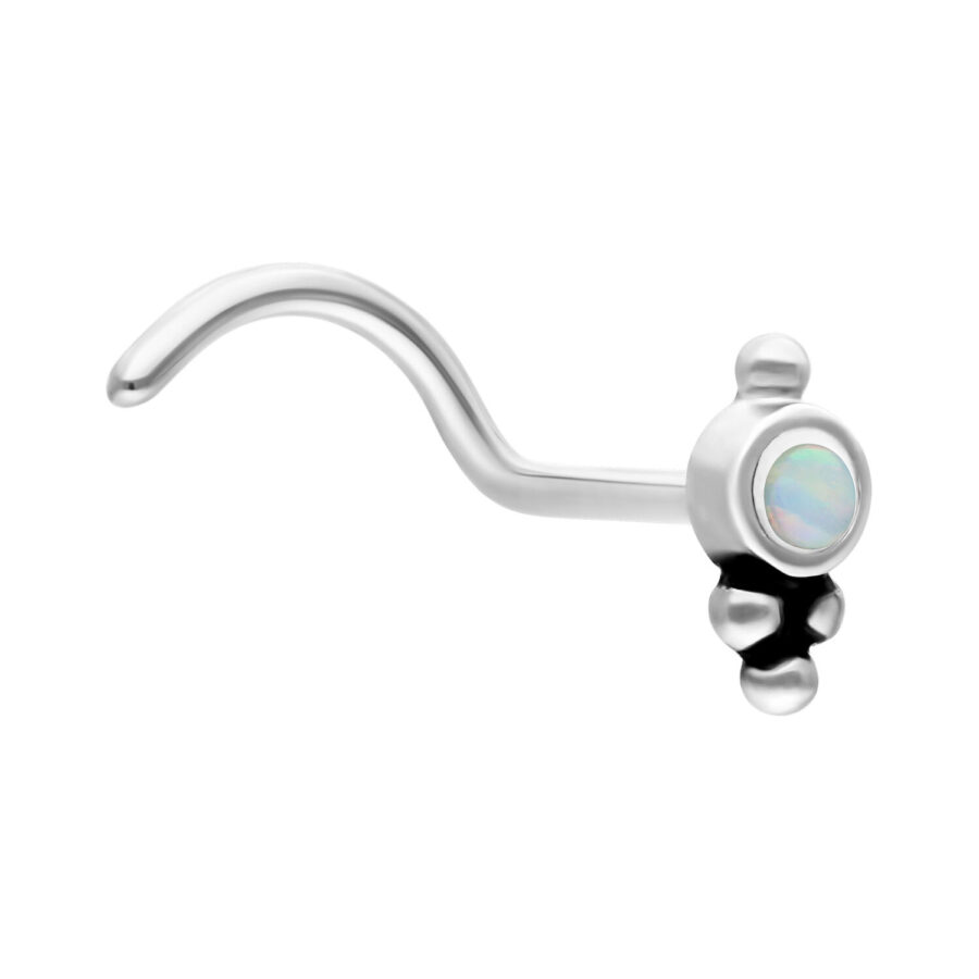 Piercing nasale in argento in acciaio chirurgico con opale sintetico bianco su sfondo bianco