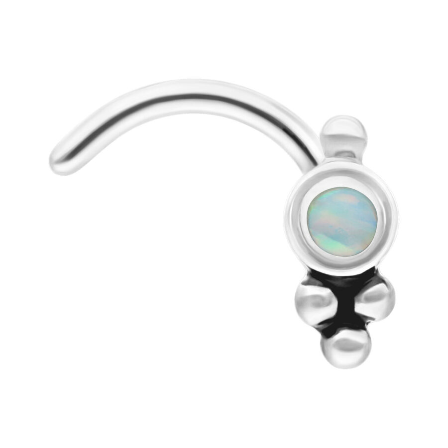Piercing nasale in argento con opale sintetico bianco su sfondo bianco