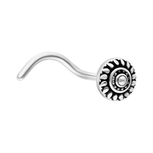 Piercing nasale tribale in argento con barra curva su sfondo bianco