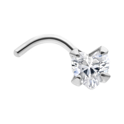 Piercing nasale argentato a forma di cuore con cristallo trasparente su sfondo bianco