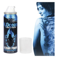 Schiuma blu H2Ocean per la cura del tatuaggio accanto a una persona tatuata