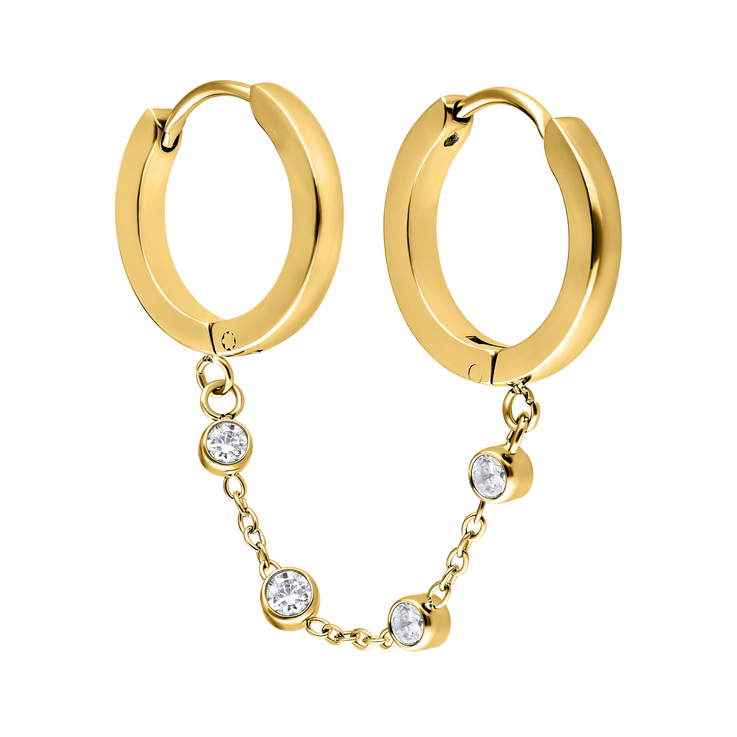 Orecchini Double Huggie dorati con catena di cristalli su sfondo bianco