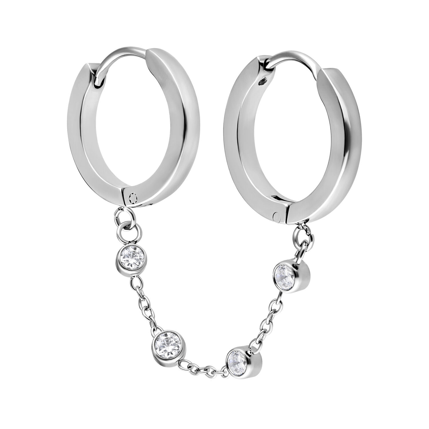 Orecchini in argento con catena di cristalli su sfondo bianco
