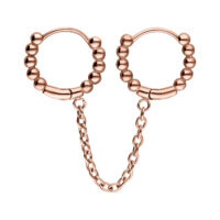 Anelli Helix Double Huggie in oro rosa con dettaglio a catena su sfondo bianco