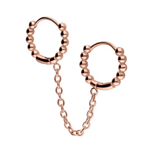 Orecchini Double Huggie in oro rosa con design a sfera, collegati da una catena su sfondo bianco