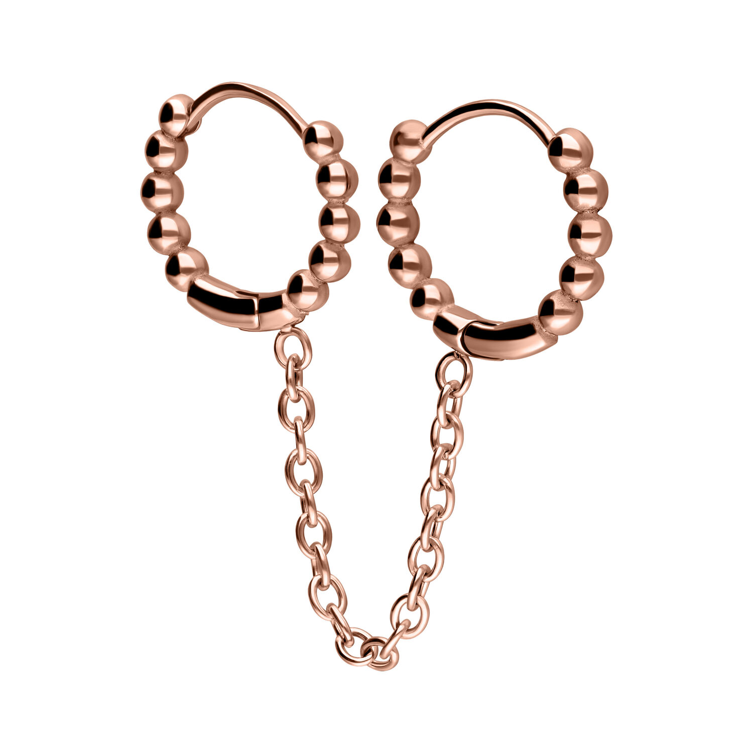 Due huggie piercing in oro rosa con sfere collegate e catena su sfondo bianco