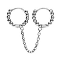 Doppi cerchi Huggie argento con sfere e catena su sfondo bianco