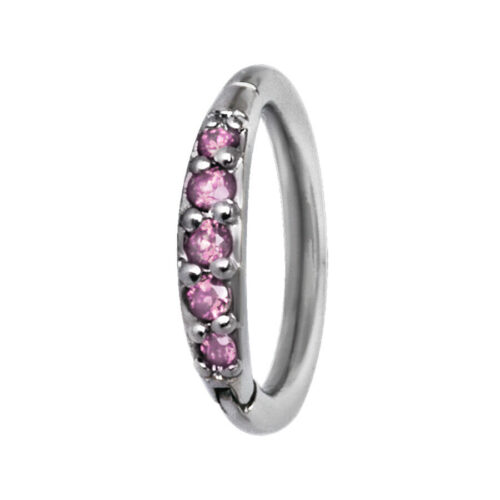 Anello piercing color argento con cristalli rosa su sfondo bianco