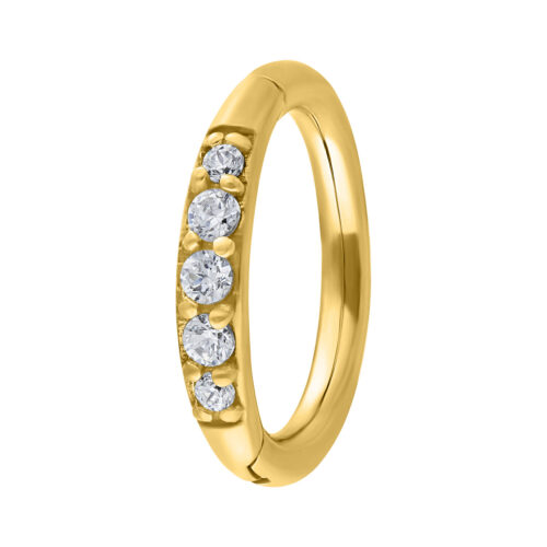 Anello piercing dorato con cristalli chiari su sfondo bianco