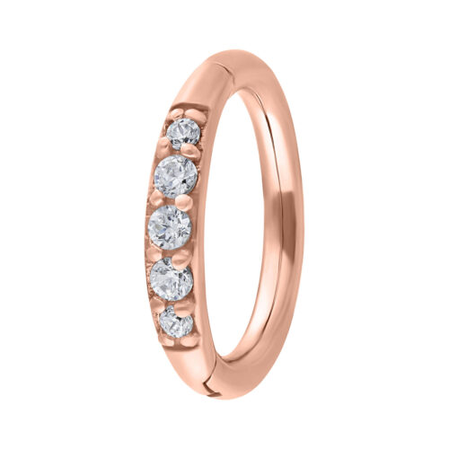 Anello a cerniera in rosé gold con cristalli chiari su sfondo bianco
