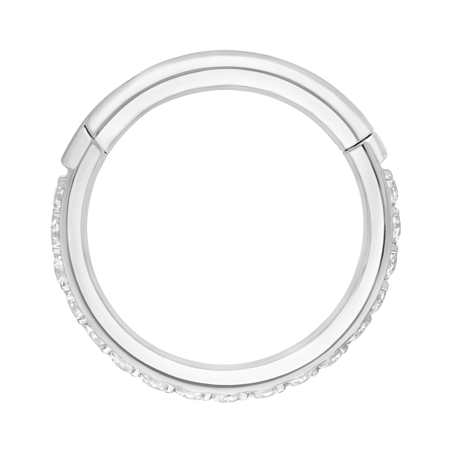 Anello Conch color argento con cristalli pavé bianchi su sfondo bianco