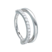 Anello piercing in argento con cristalli chiari su sfondo bianco