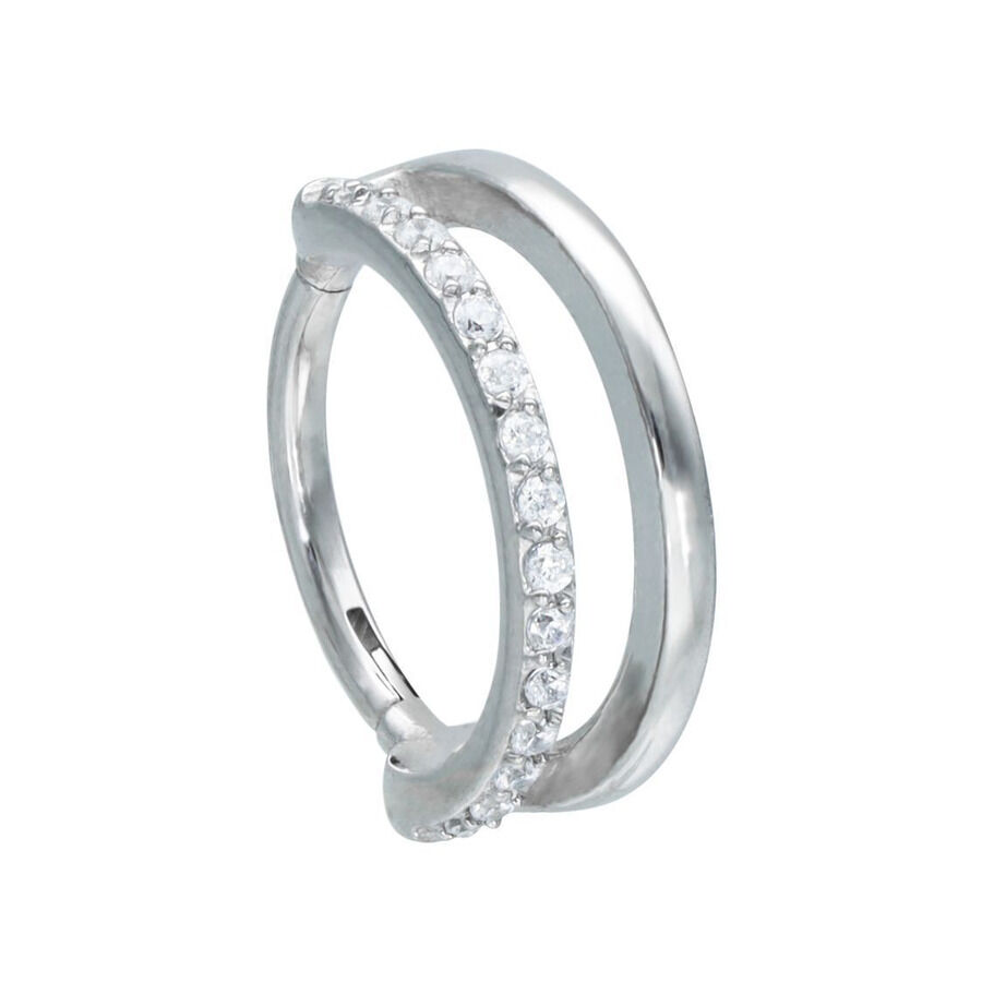 Anello piercing in argento con cristalli chiari su sfondo bianco