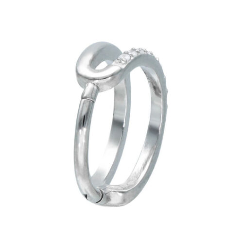 Anello piercing in acciaio chirurgico argento con cristalli su sfondo bianco