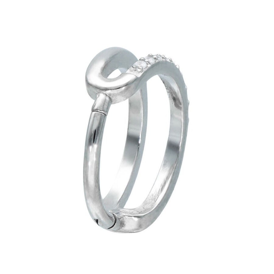 Anello piercing in acciaio chirurgico argento con cristalli su sfondo bianco