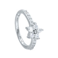 Blossom Clicker in argento con cristalli Anello piercing Blossom Clicker in argento con cristalli chiari su sfondo bianco