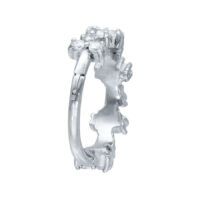 Anello piercing argento con cristalli simili a una tiara su sfondo bianco