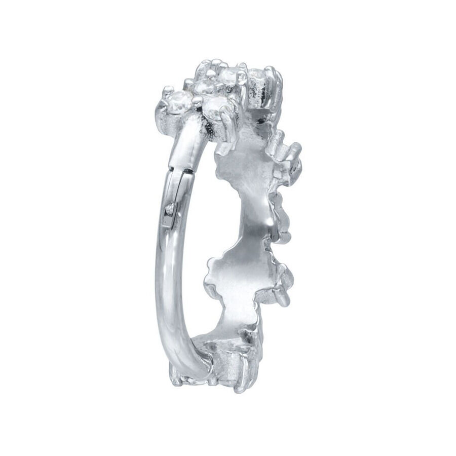 Anello piercing argento con cristalli simili a una tiara su sfondo bianco