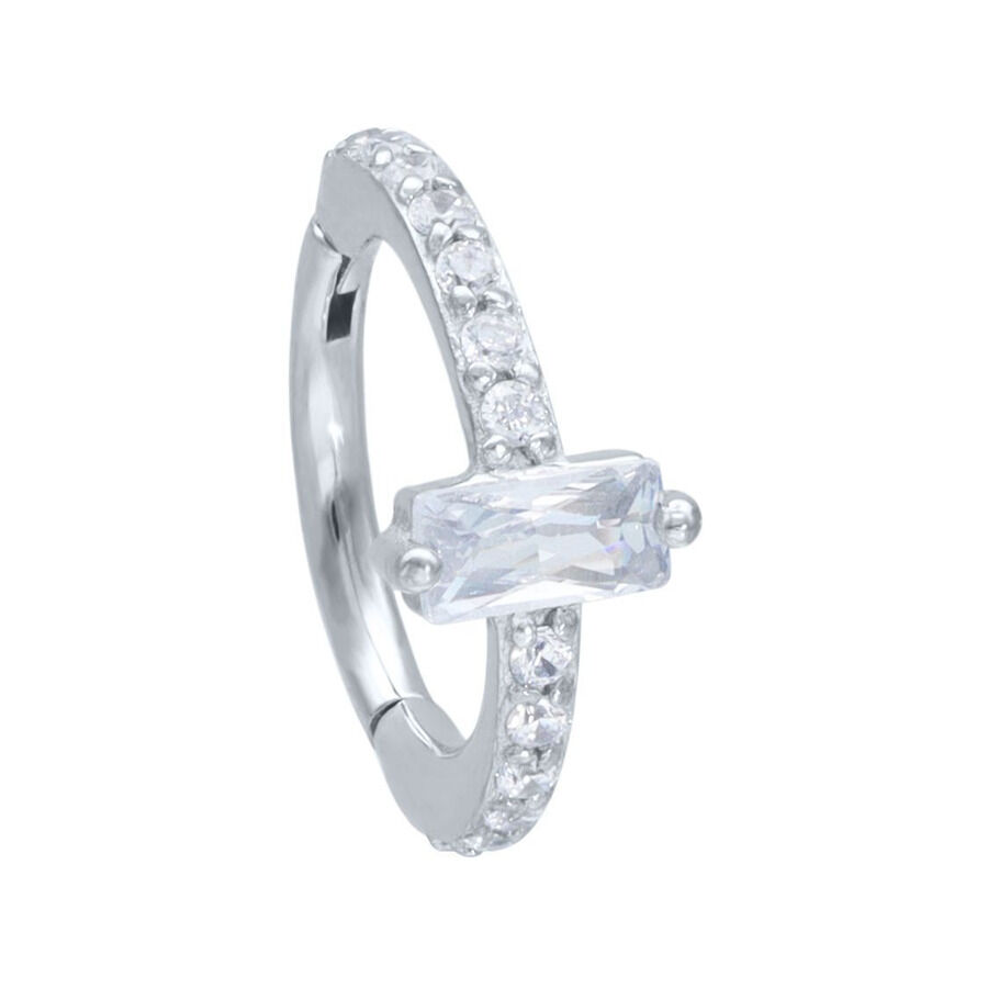 Focus Clicker argento con cristalli Anello piercing argento con cristalli chiari su sfondo bianco