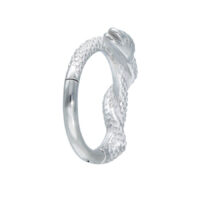 Anello piercing argento con design a serpente su sfondo bianco