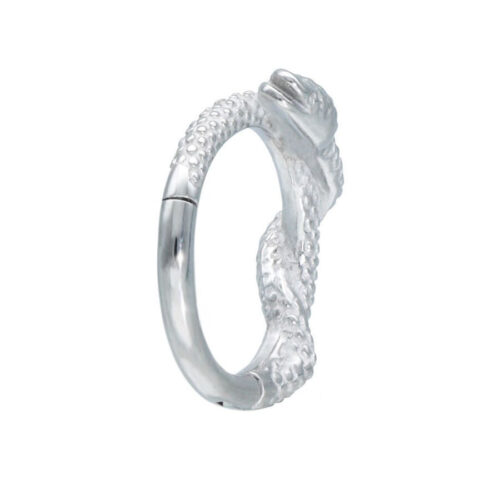 Anello piercing argento con design a serpente su sfondo bianco
