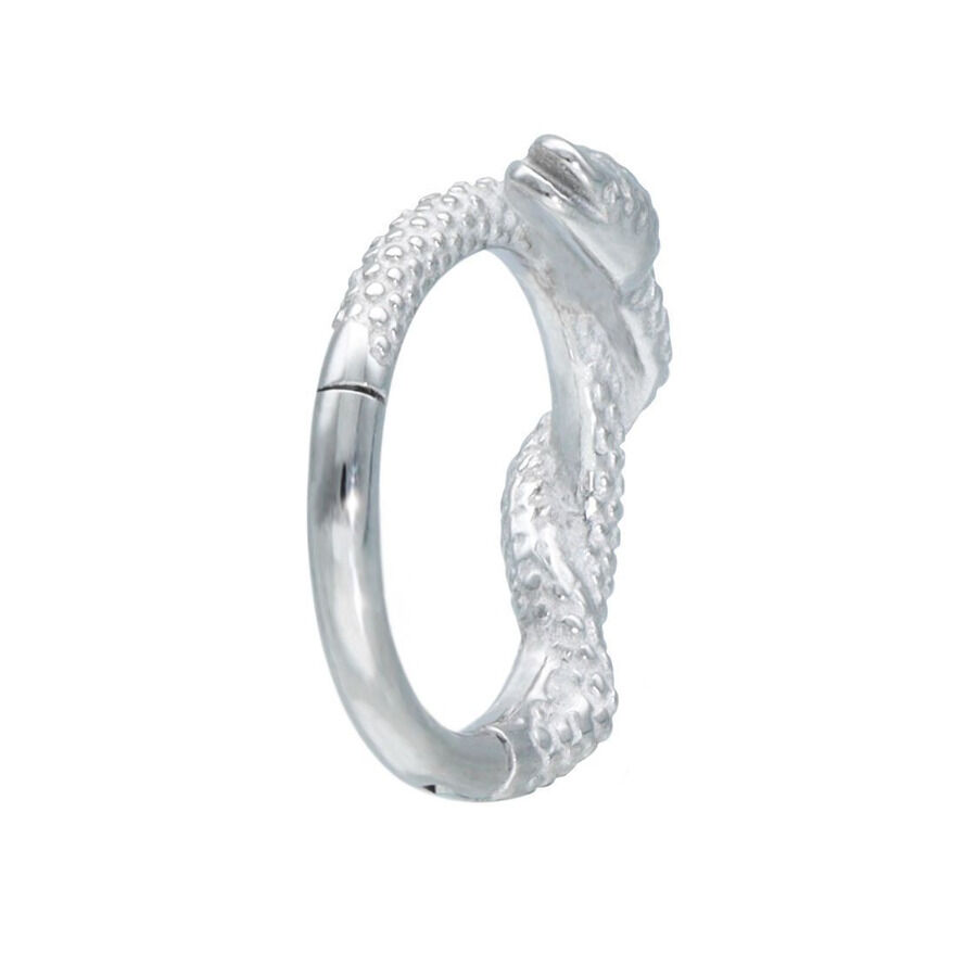 Anello piercing argento con design a serpente su sfondo bianco