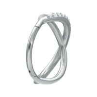 Infinity Crystal Clicker in argento con cristalli chiari su sfondo bianco