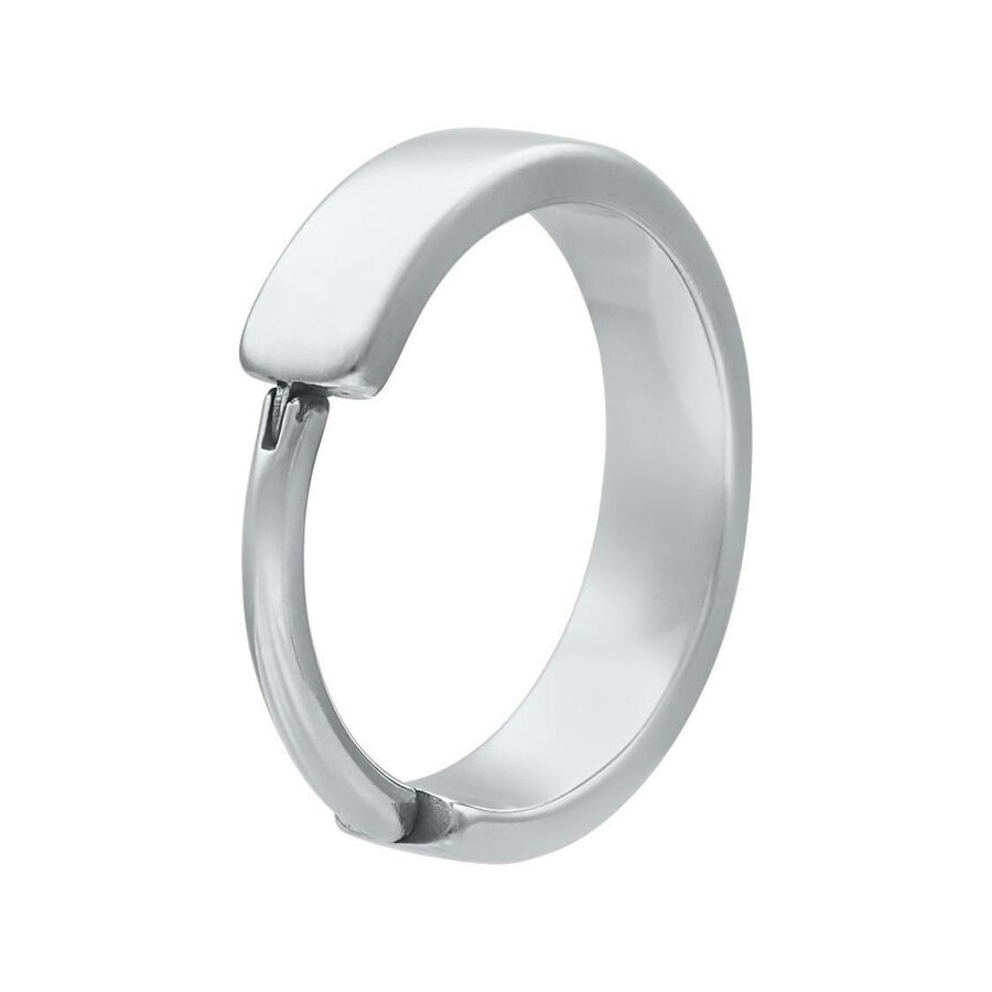 Anello a cerniera in argento in acciaio chirurgico su sfondo bianco