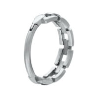 Anello Clicker Piercing Chain Links Argento Clicker Chain Links Argento in acciaio chirurgico su sfondo bianco