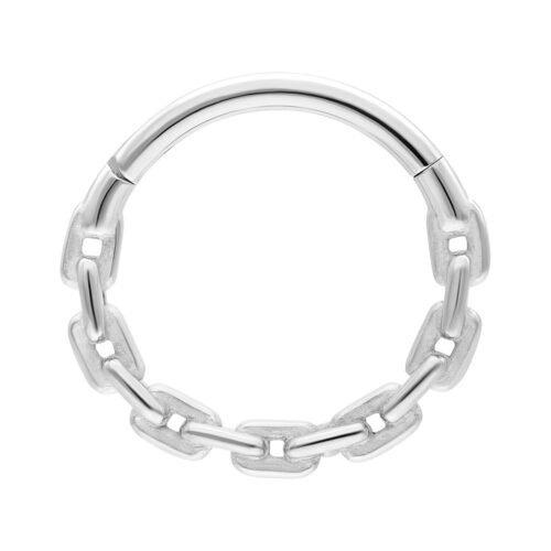 Anello piercing argento con design a catena d'ancora in acciaio chirurgico su sfondo bianco