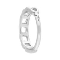 Clicker a catena curb in argento con diametro interno di 8,0 mm su sfondo bianco