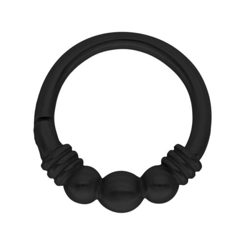 Anello Clicker in metallo nero con design a sfera su sfondo bianco