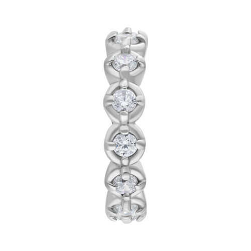 Anello piercing argento con cristalli chiari su sfondo bianco