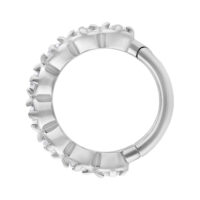 Anello Hinged argento con cristalli su sfondo bianco