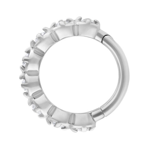 Anello Hinged argento con cristalli su sfondo bianco