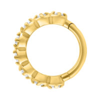 Anello piercing dorato con cristalli chiari su sfondo bianco