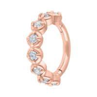 Anello Hinged in oro rosa con cristalli chiari su sfondo bianco