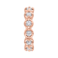 Hinged Ring in oro rosa con cristalli chiari su sfondo bianco