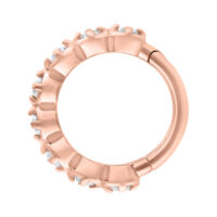 Anello Hinged in oro rosa con cristalli su sfondo bianco