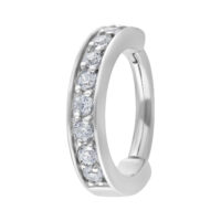 Hinged Ring color argento con cristalli chiari su sfondo bianco