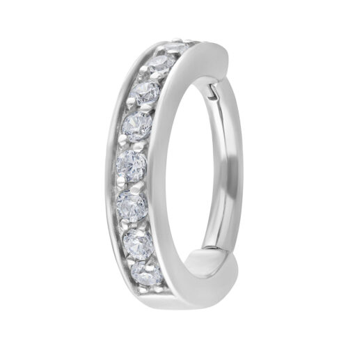 Hinged Ring color argento con cristalli chiari su sfondo bianco